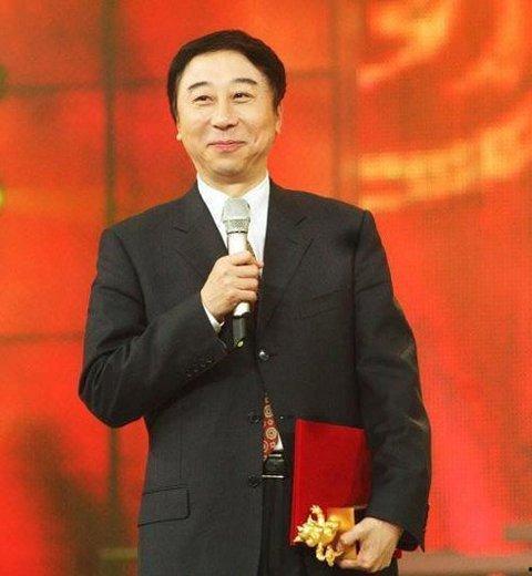 邓鸿家庭背景,出身名门，传承家族荣耀的商界精英